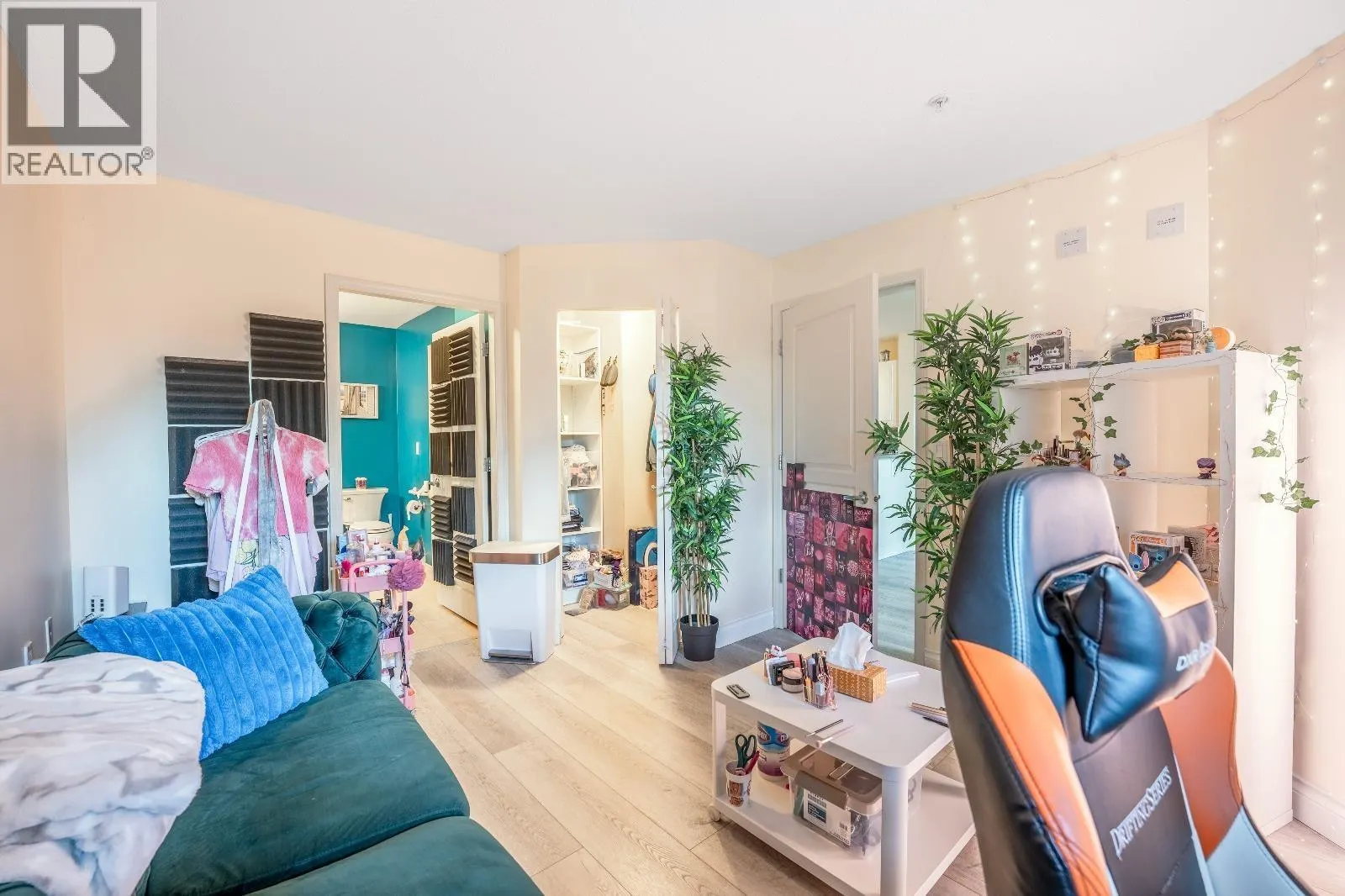 416 960 LYNN VALLEY ROAD