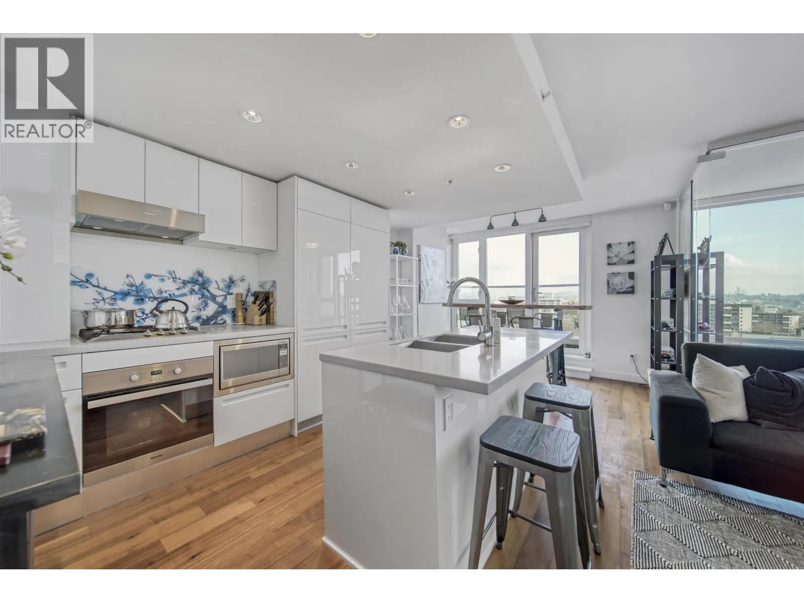 PH7 188 KEEFER STREET