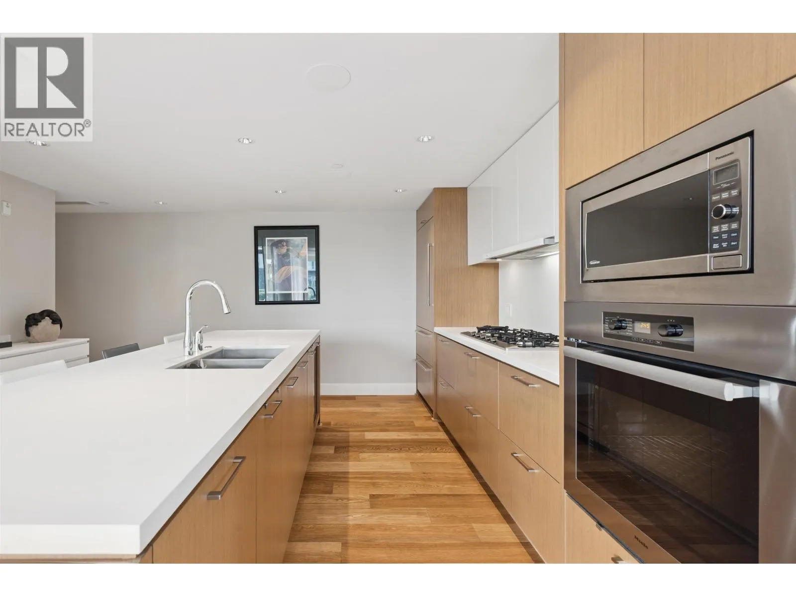 201 908 KEITH ROAD