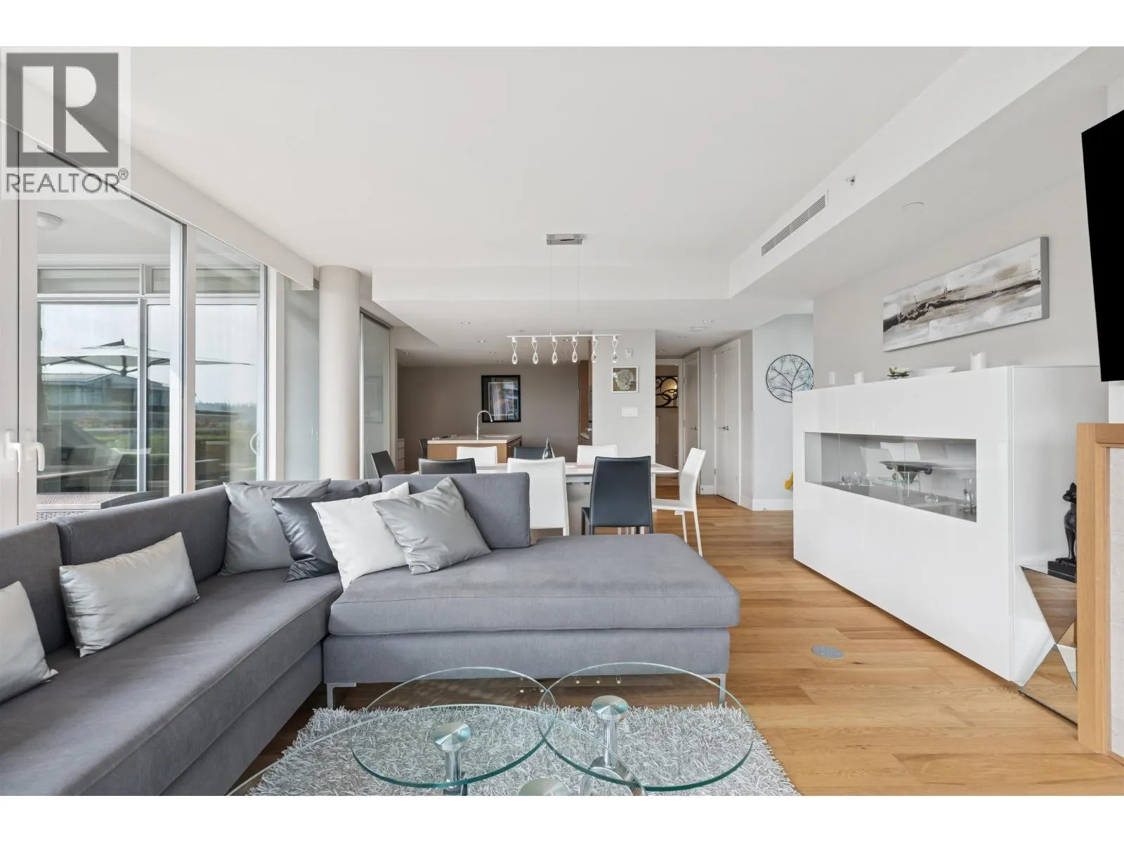 201 908 KEITH ROAD
