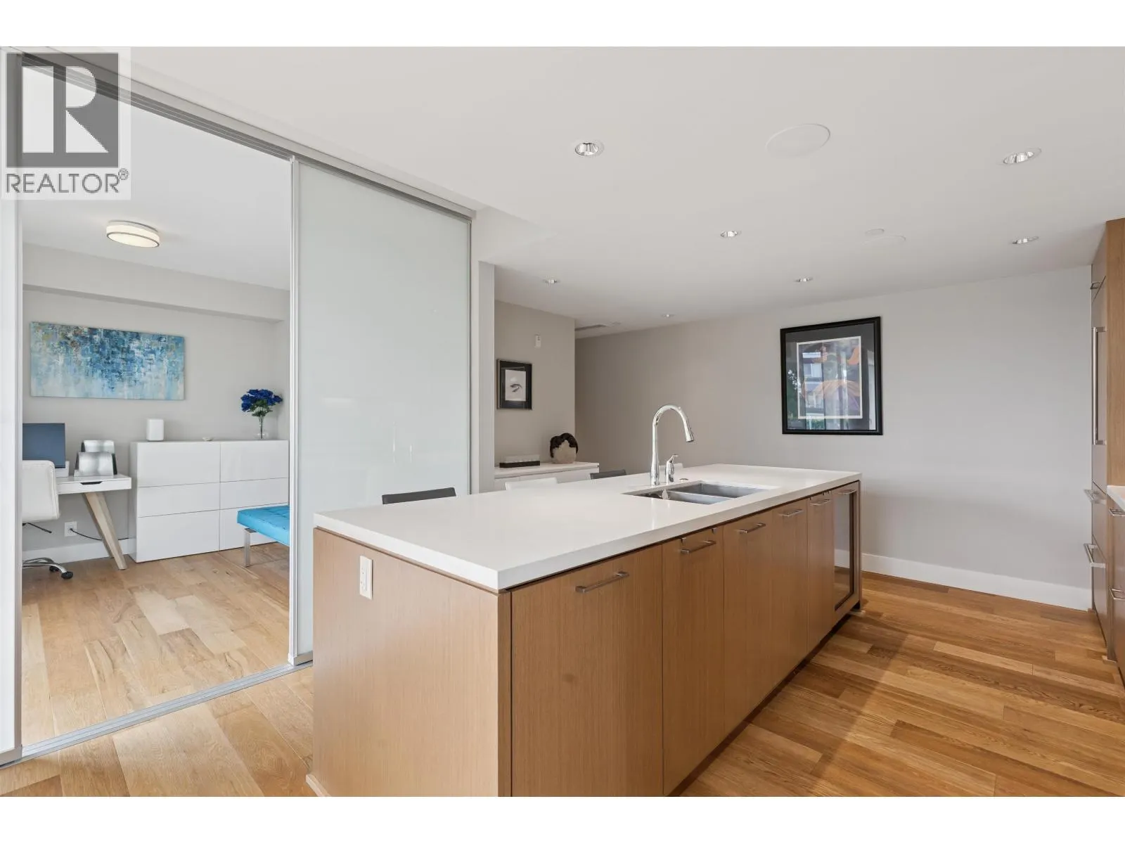201 908 KEITH ROAD