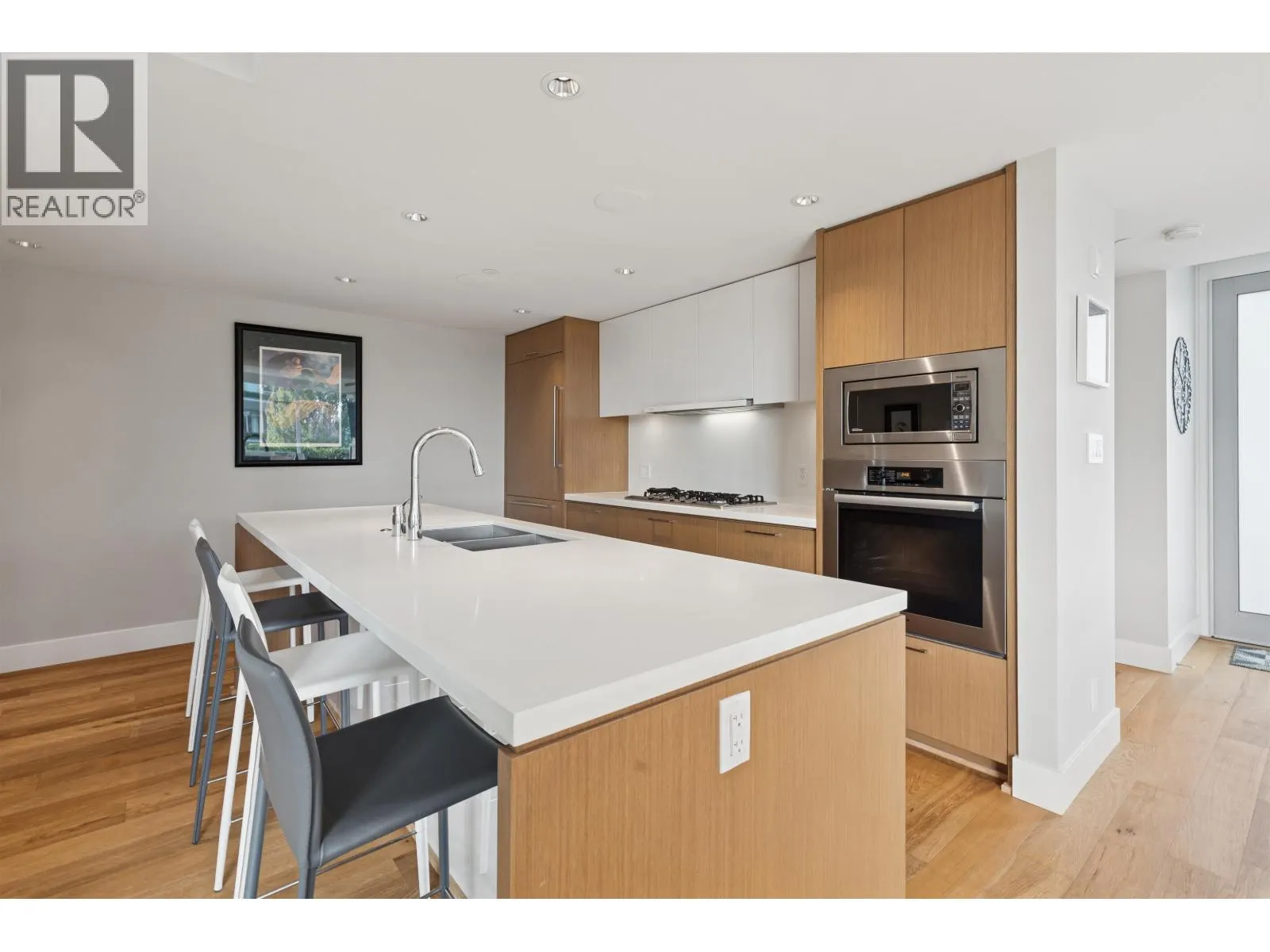 201 908 KEITH ROAD