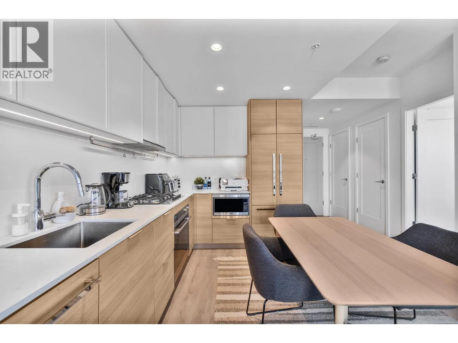 1806 1045 AUSTIN AVENUE