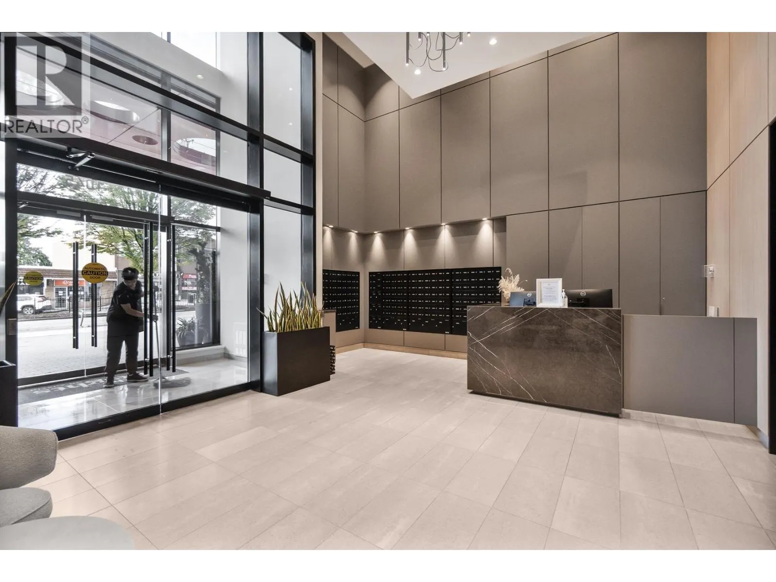 1806 1045 AUSTIN AVENUE