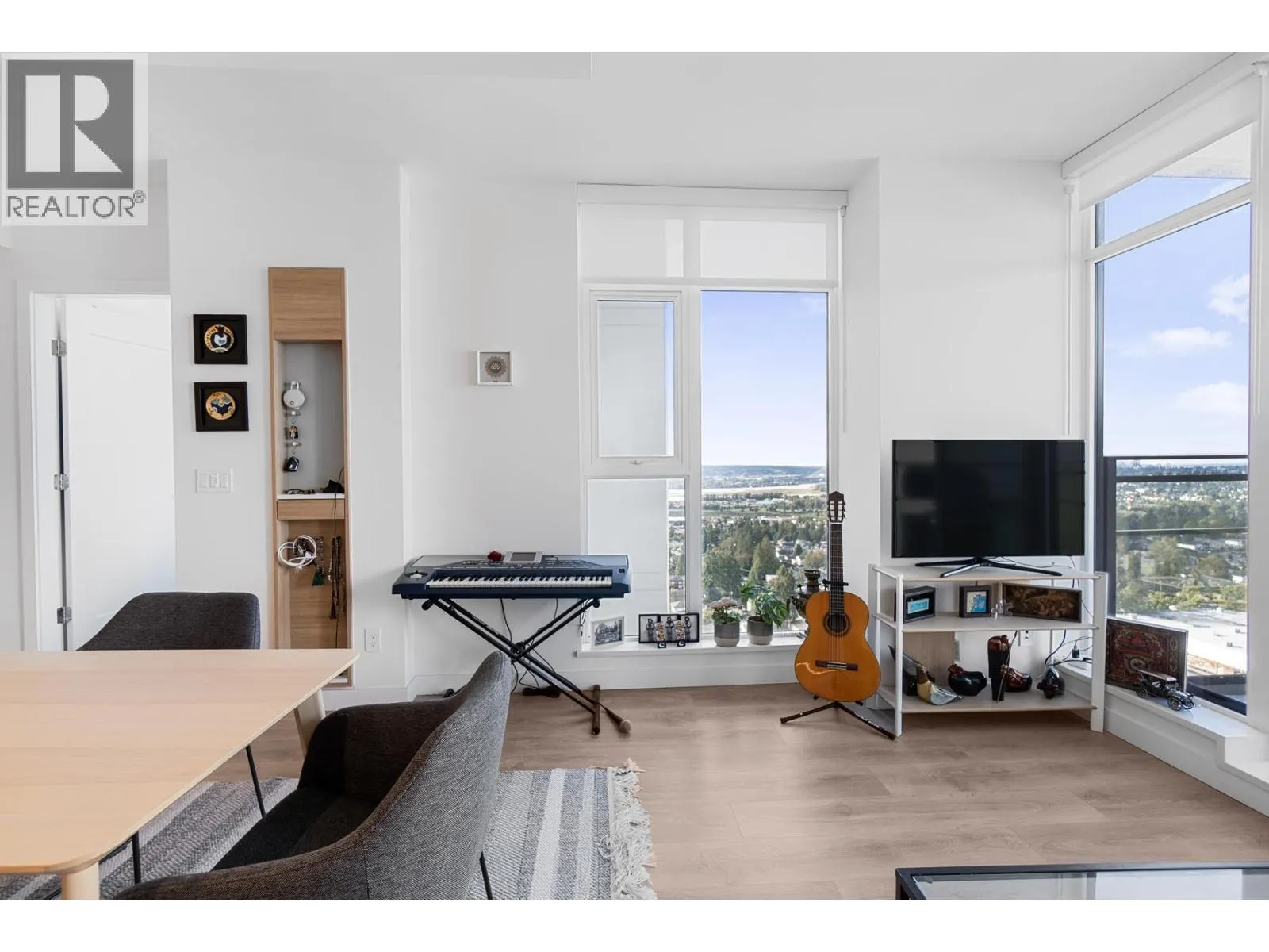 1806 1045 AUSTIN AVENUE