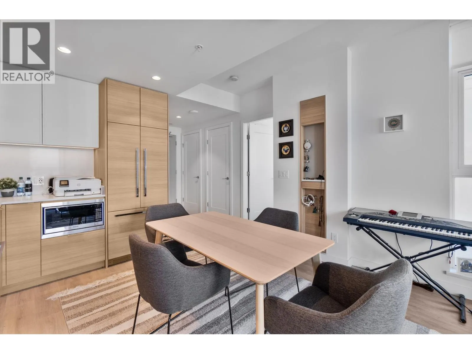 1806 1045 AUSTIN AVENUE