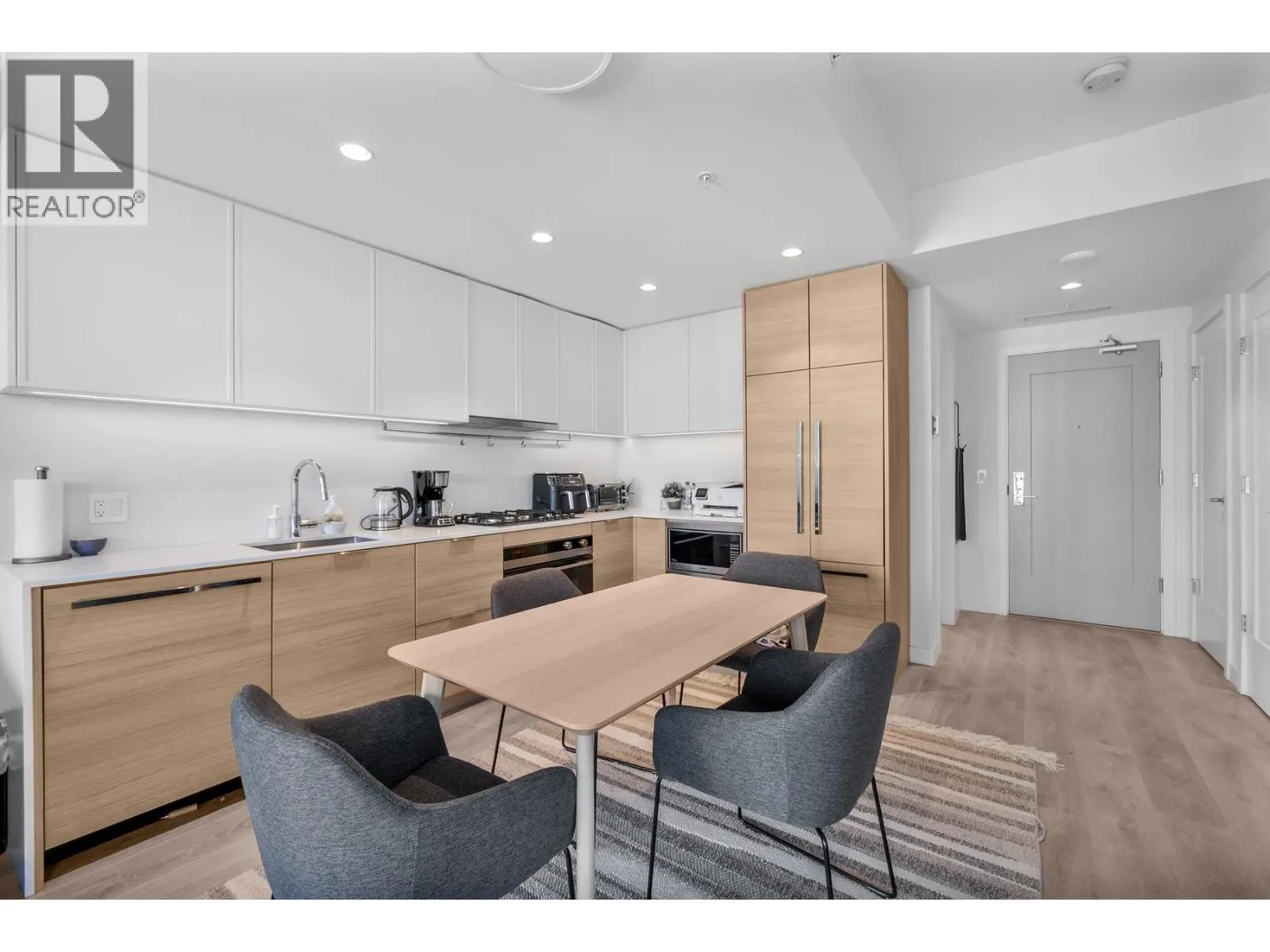 1806 1045 AUSTIN AVENUE