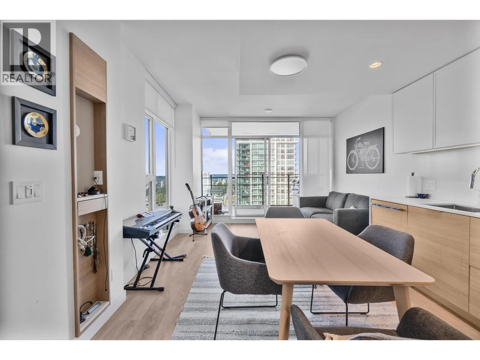 1806 1045 AUSTIN AVENUE