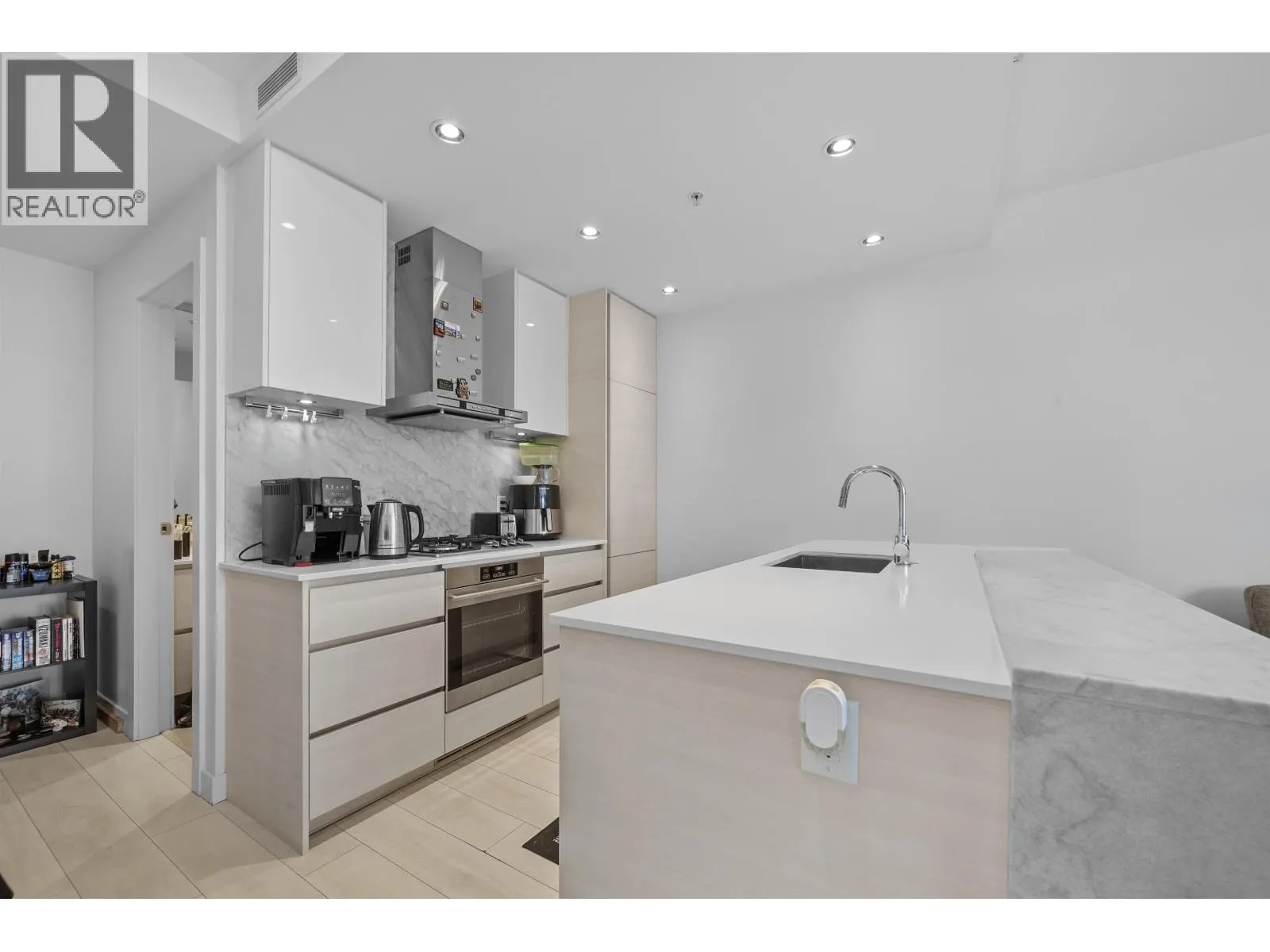 1501 6098 STATION STREET