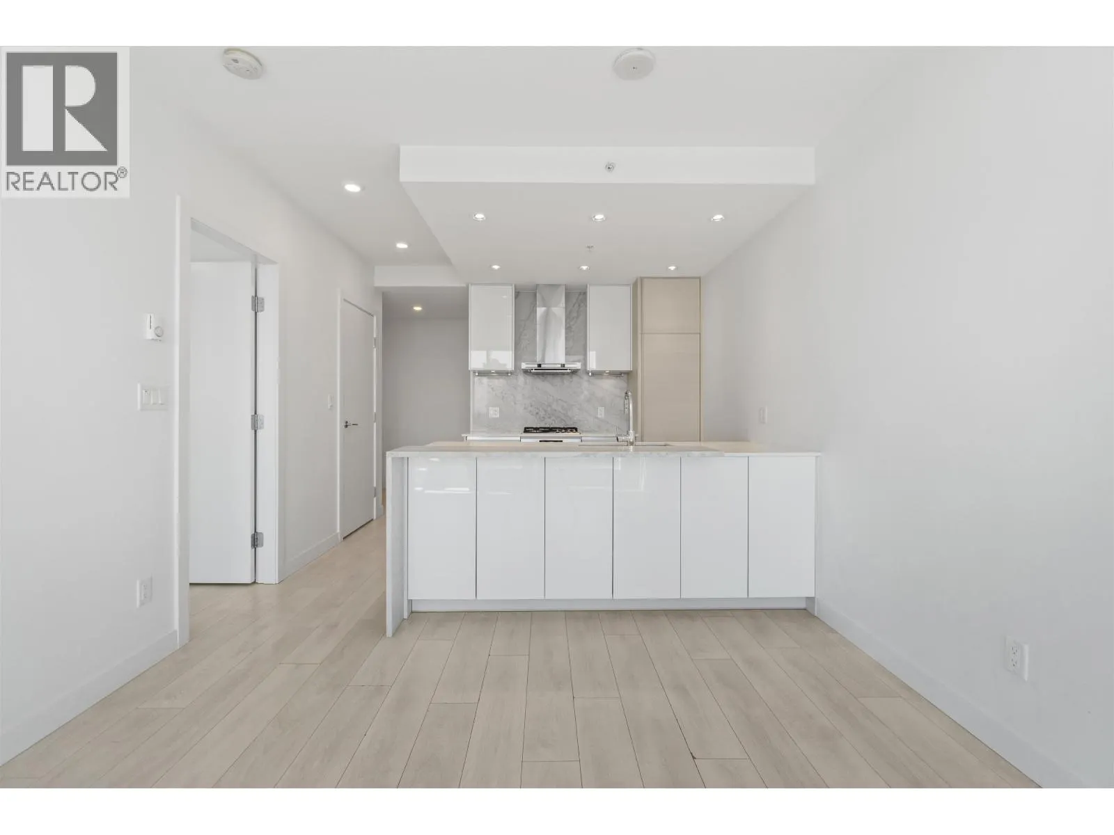 1501 6098 STATION STREET