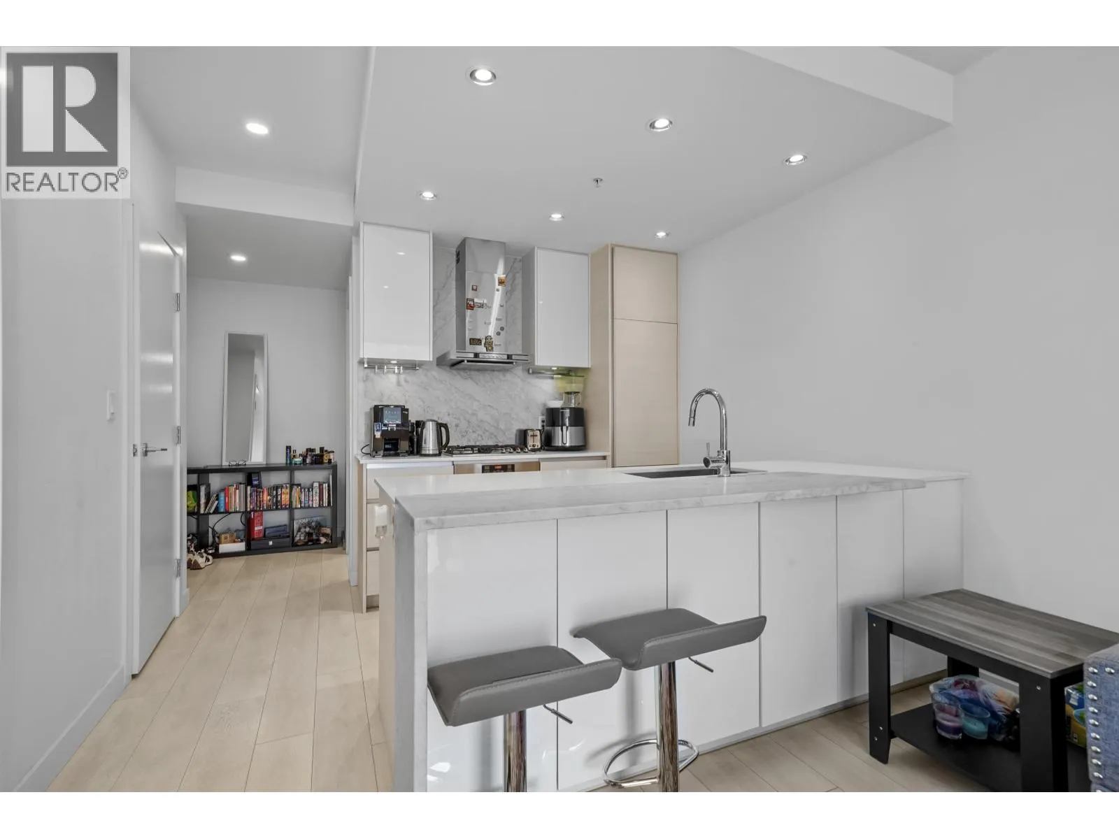 1501 6098 STATION STREET