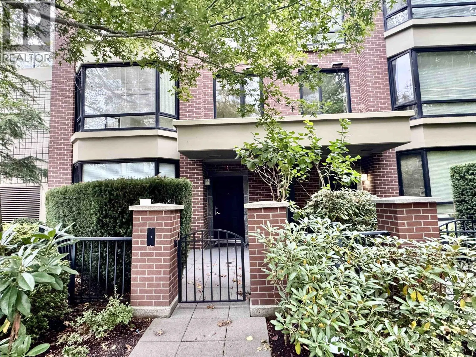 1 9133 HEMLOCK DRIVE