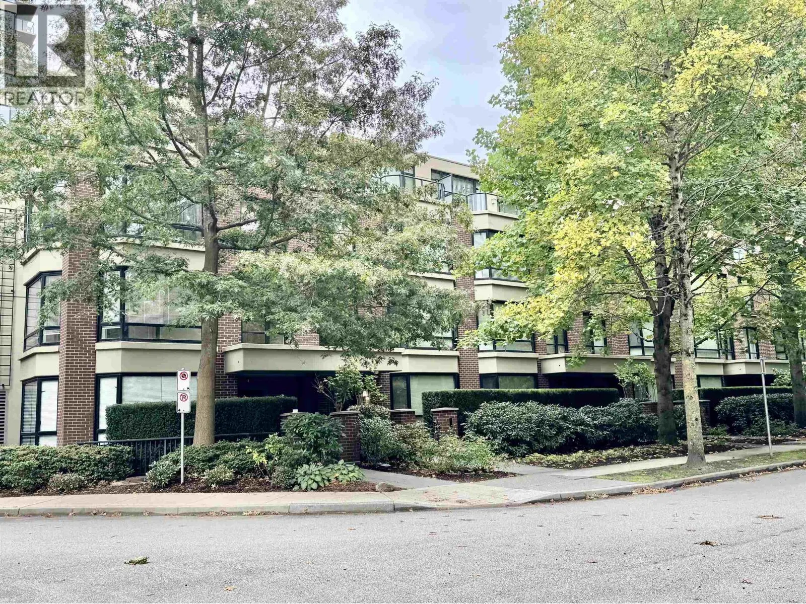 1 9133 HEMLOCK DRIVE