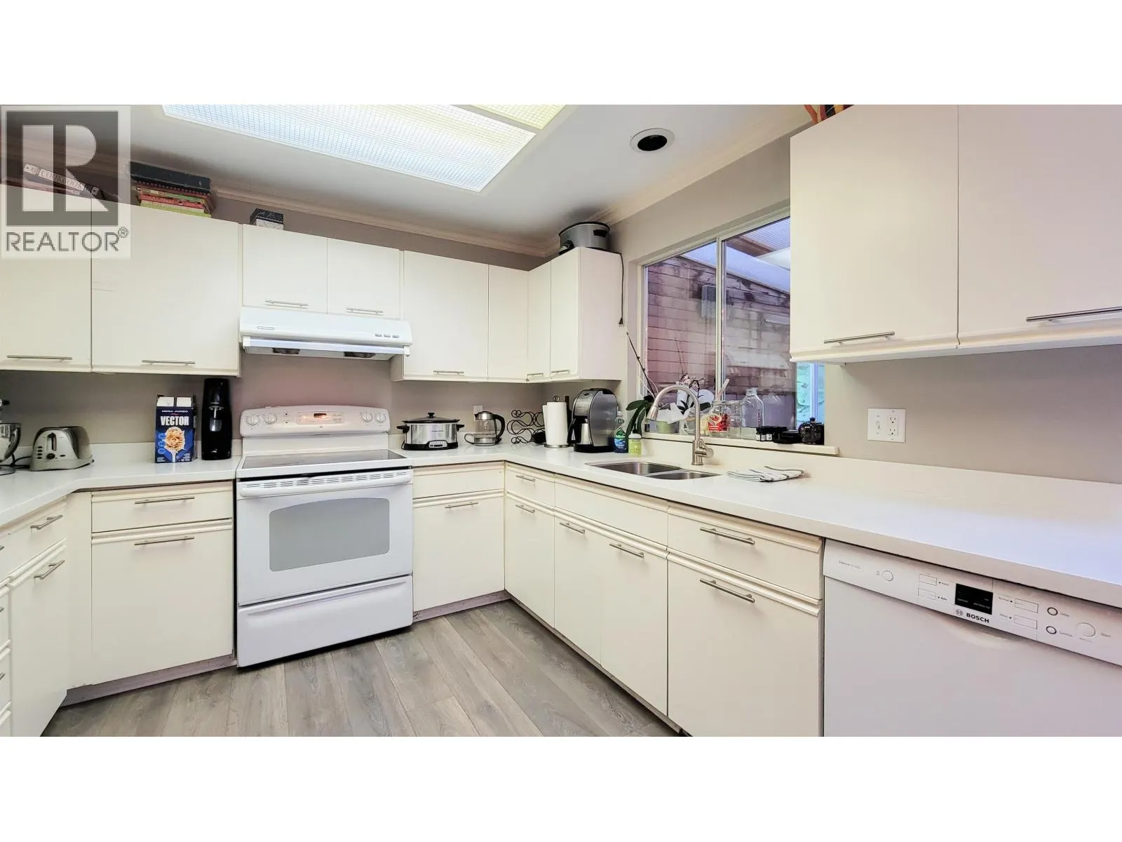 3595 WELLINGTON CRESCENT