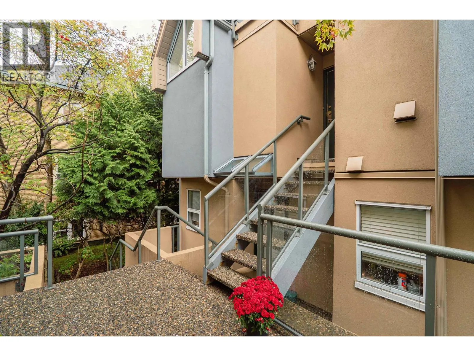 916 W 14TH AVENUE