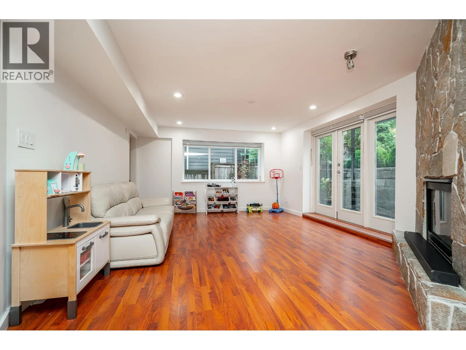 55 ASHWOOD DRIVE
