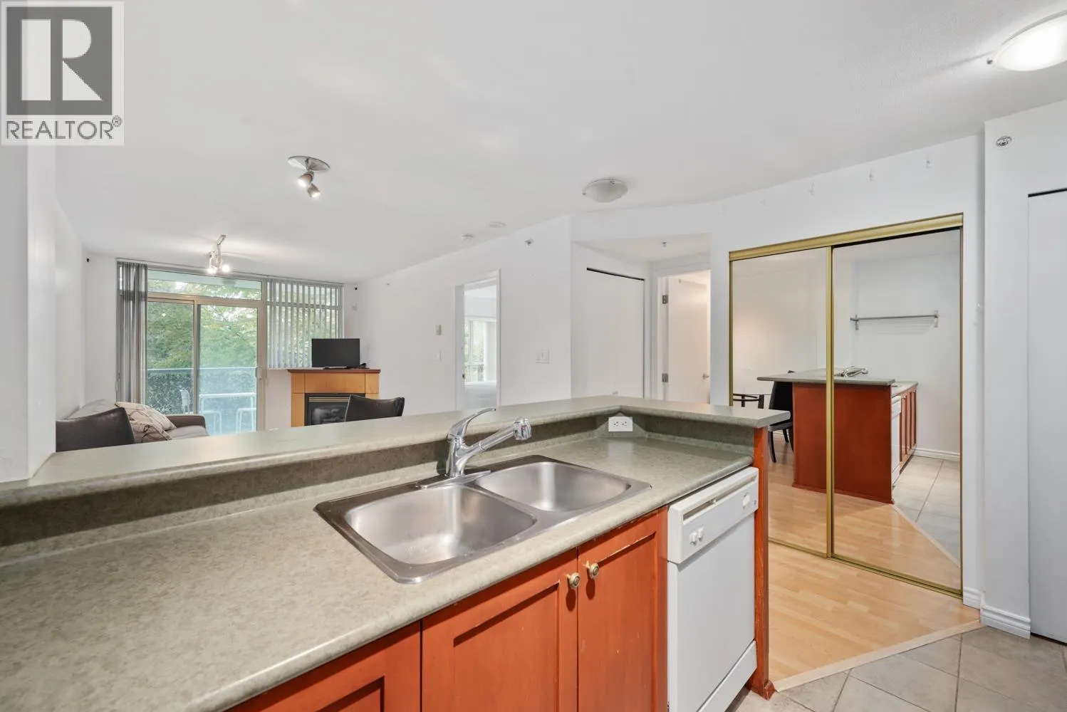 205 2733 CHANDLERY PLACE
