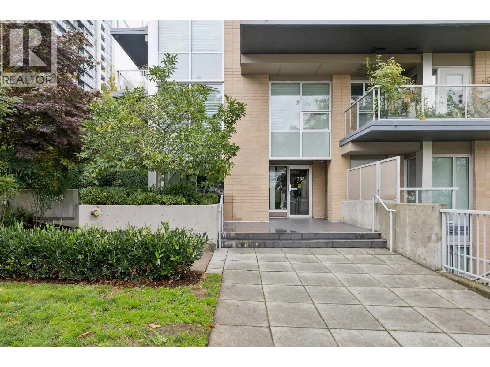 TH4 1288 CHESTERFIELD AVENUE