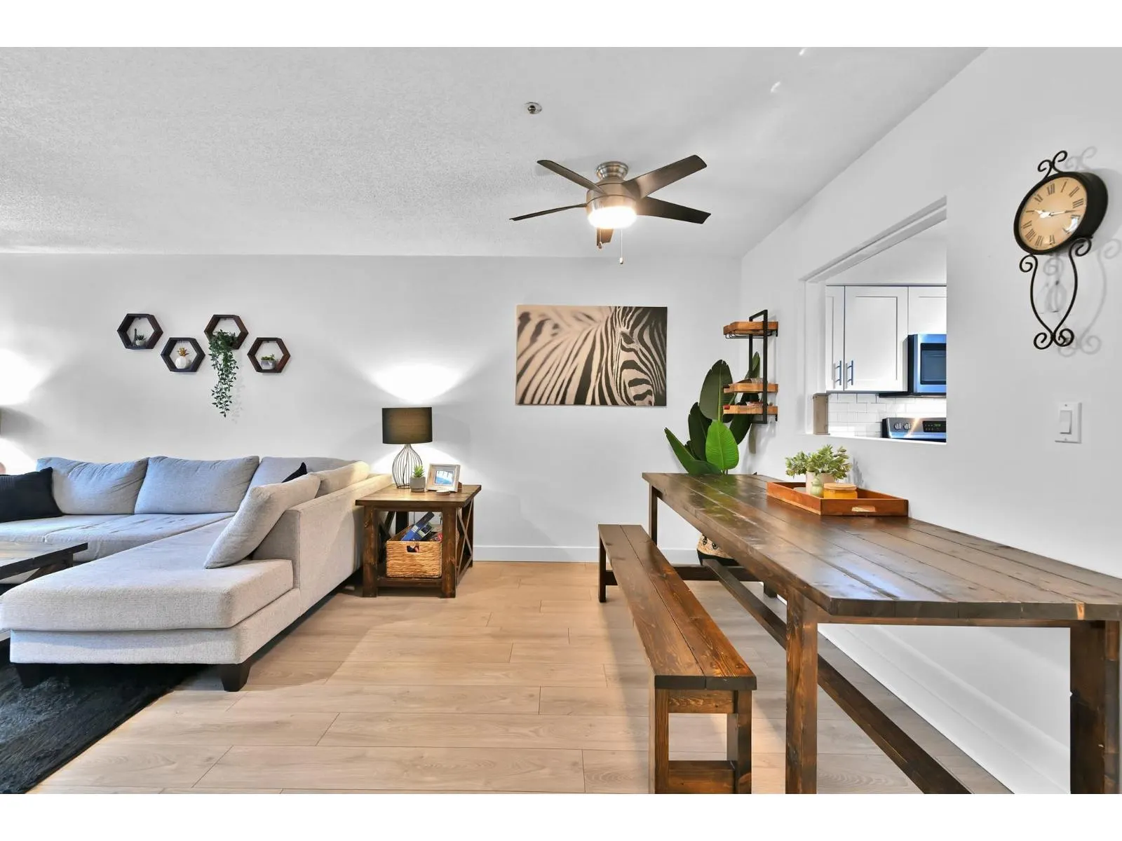203 33165 2 AVENUE