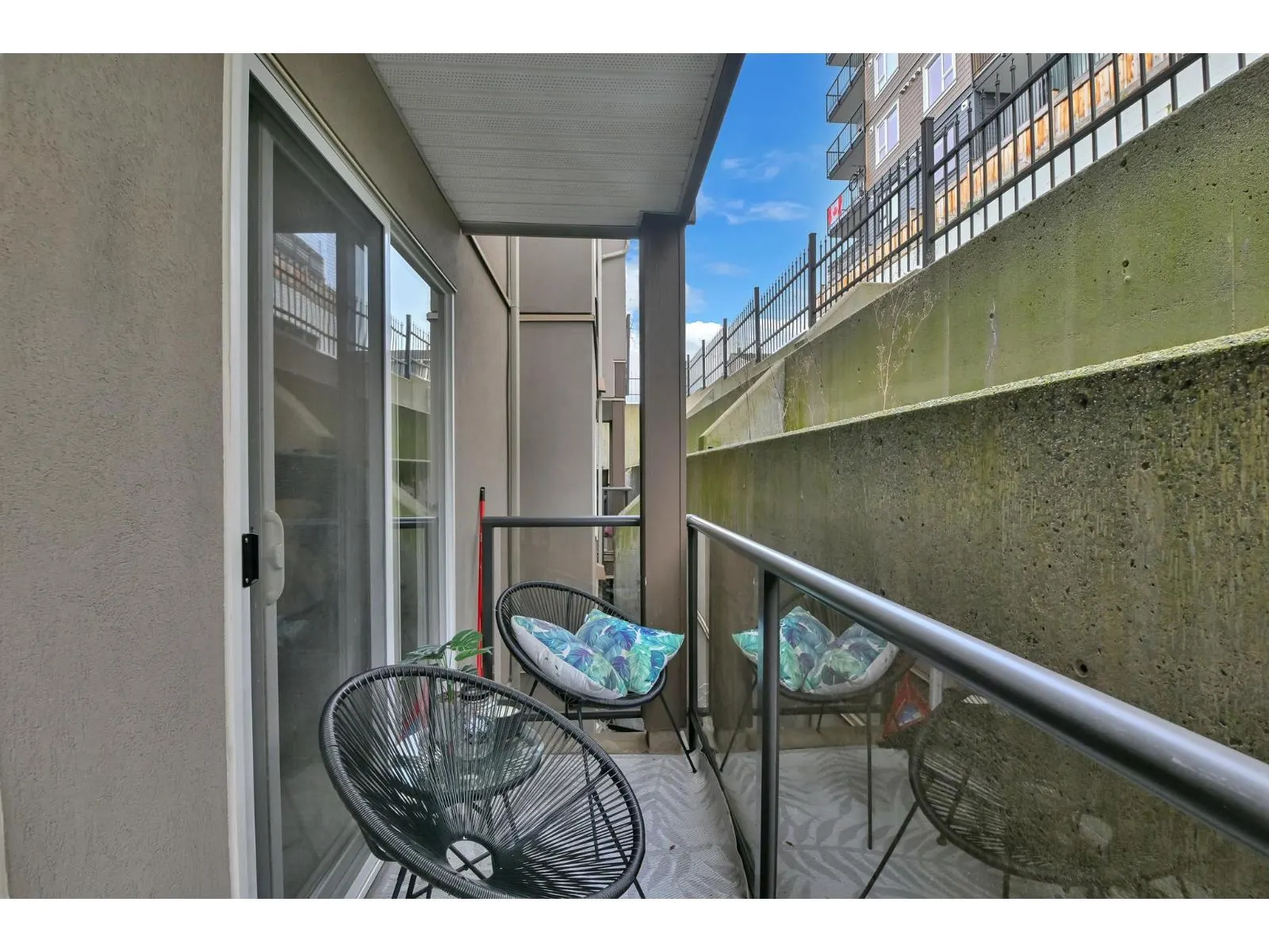 203 33165 2 AVENUE