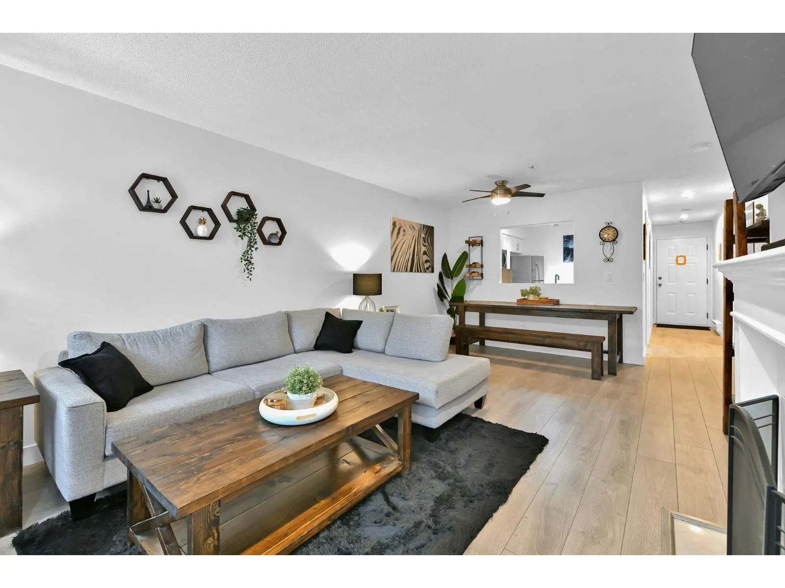 203 33165 2 AVENUE