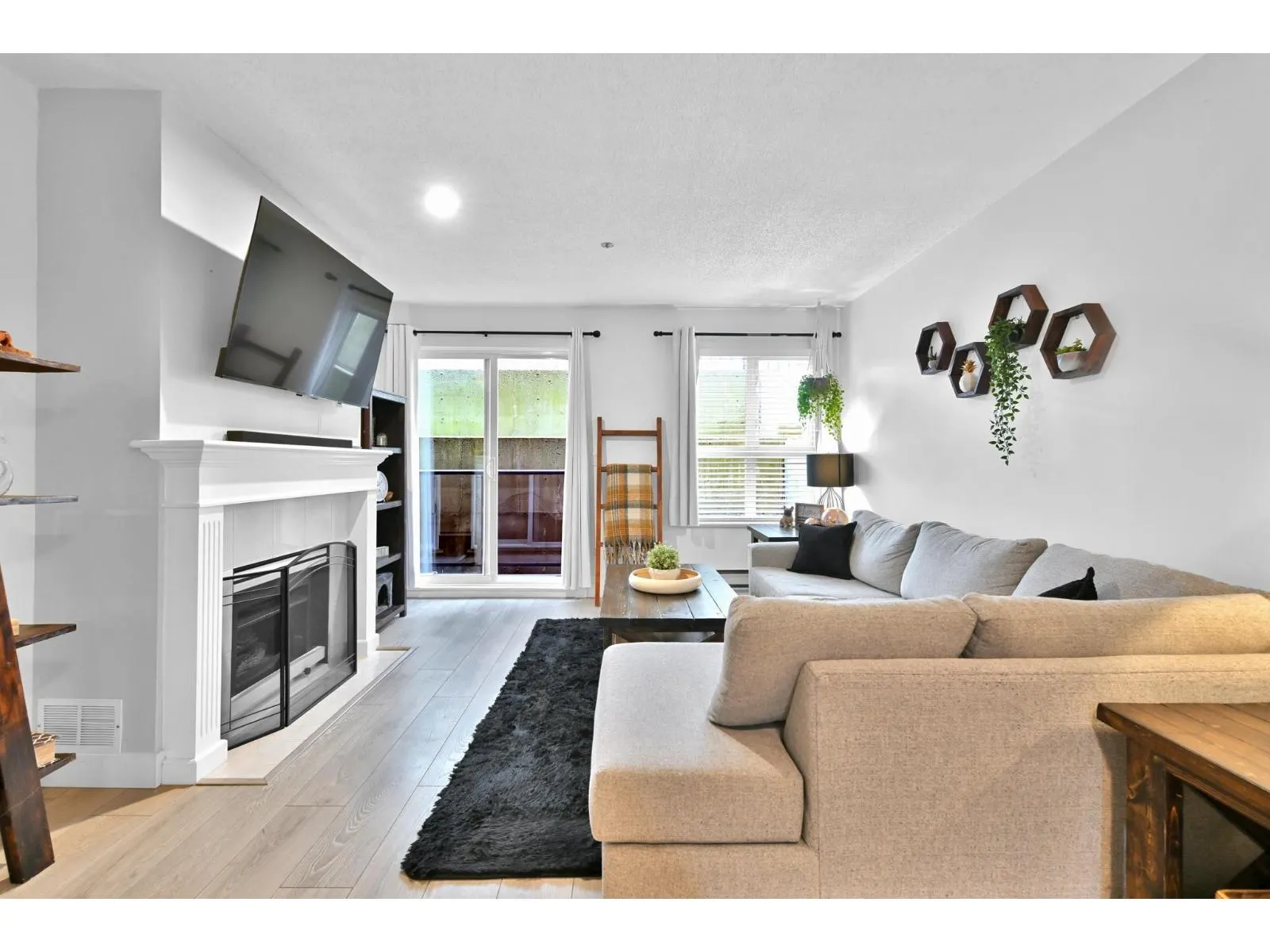 203 33165 2 AVENUE