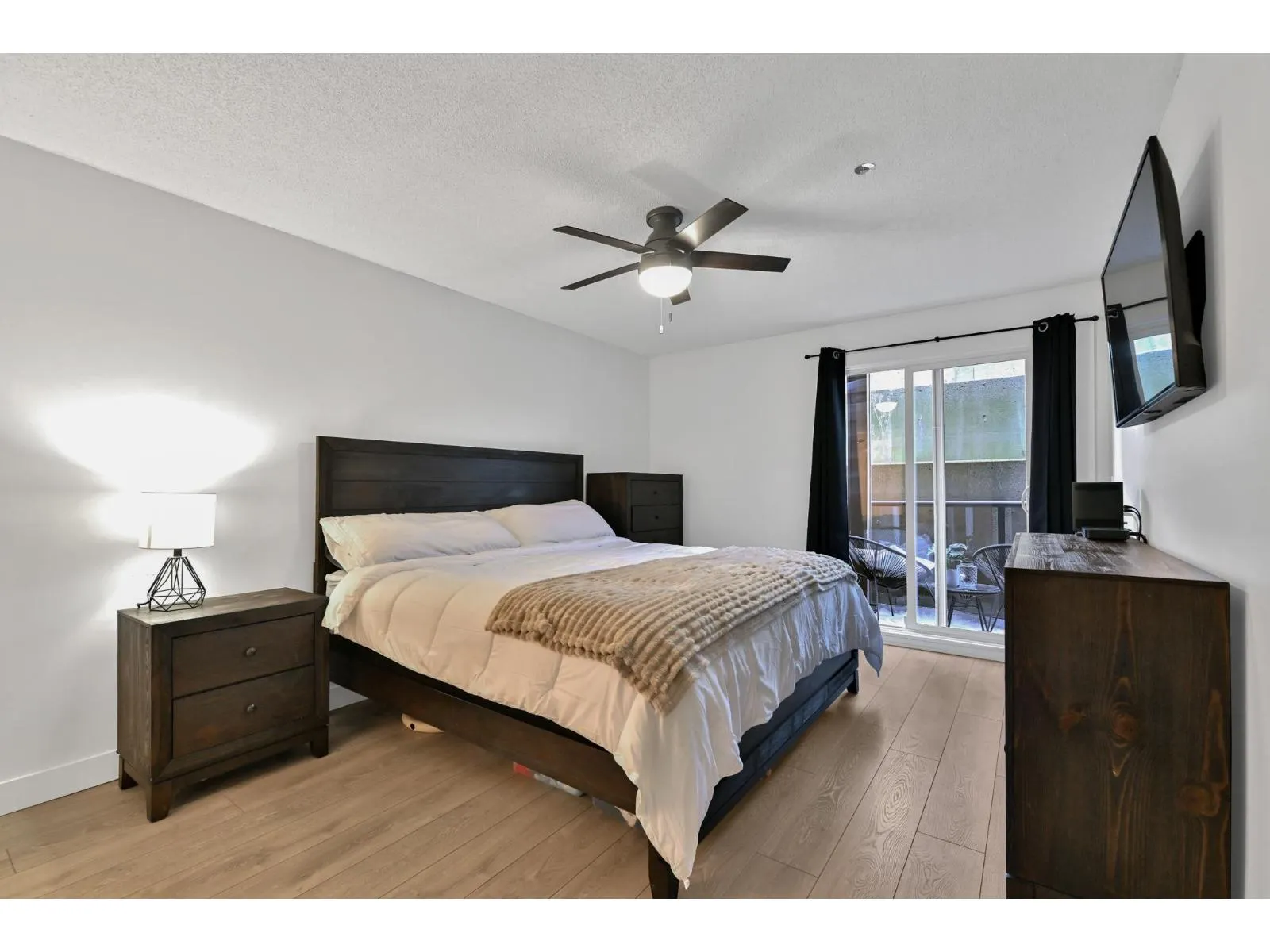 203 33165 2 AVENUE
