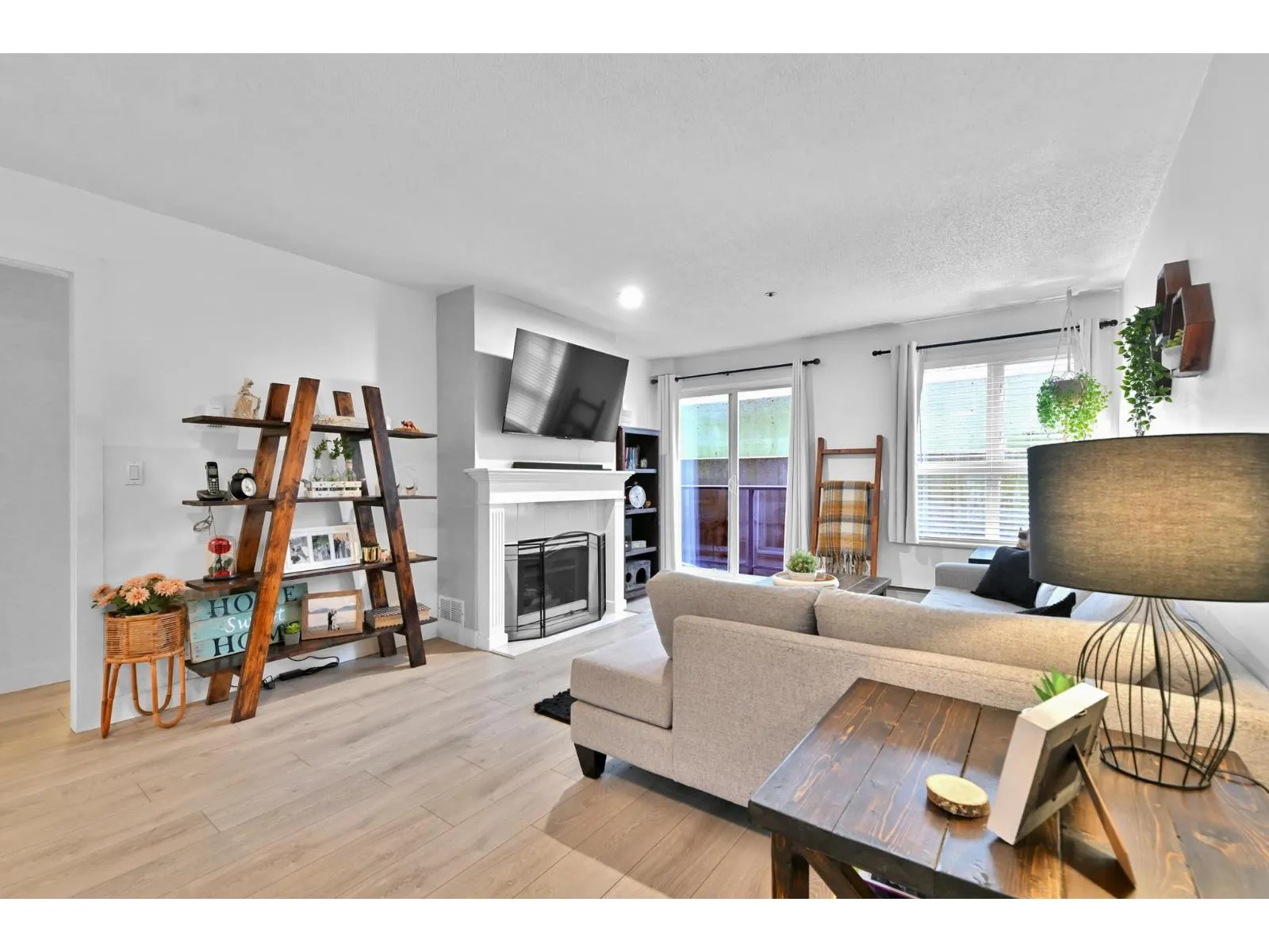 203 33165 2 AVENUE