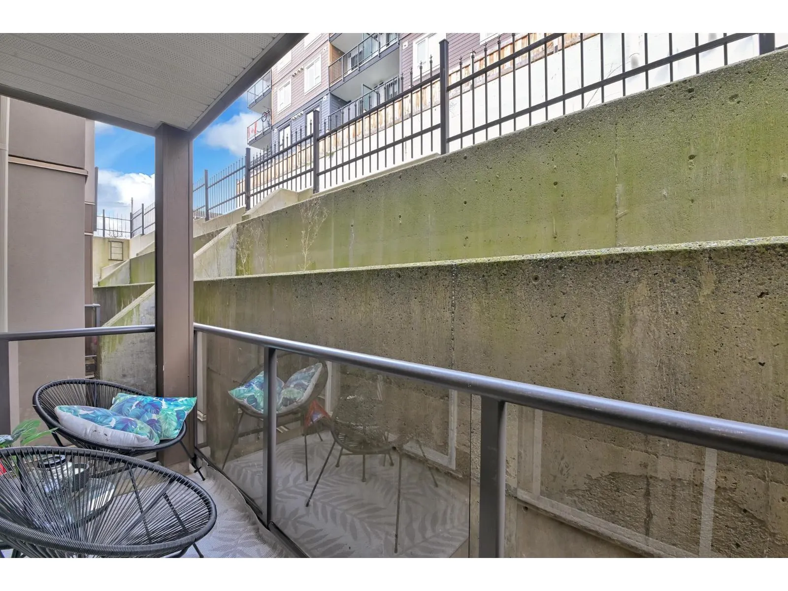 203 33165 2 AVENUE