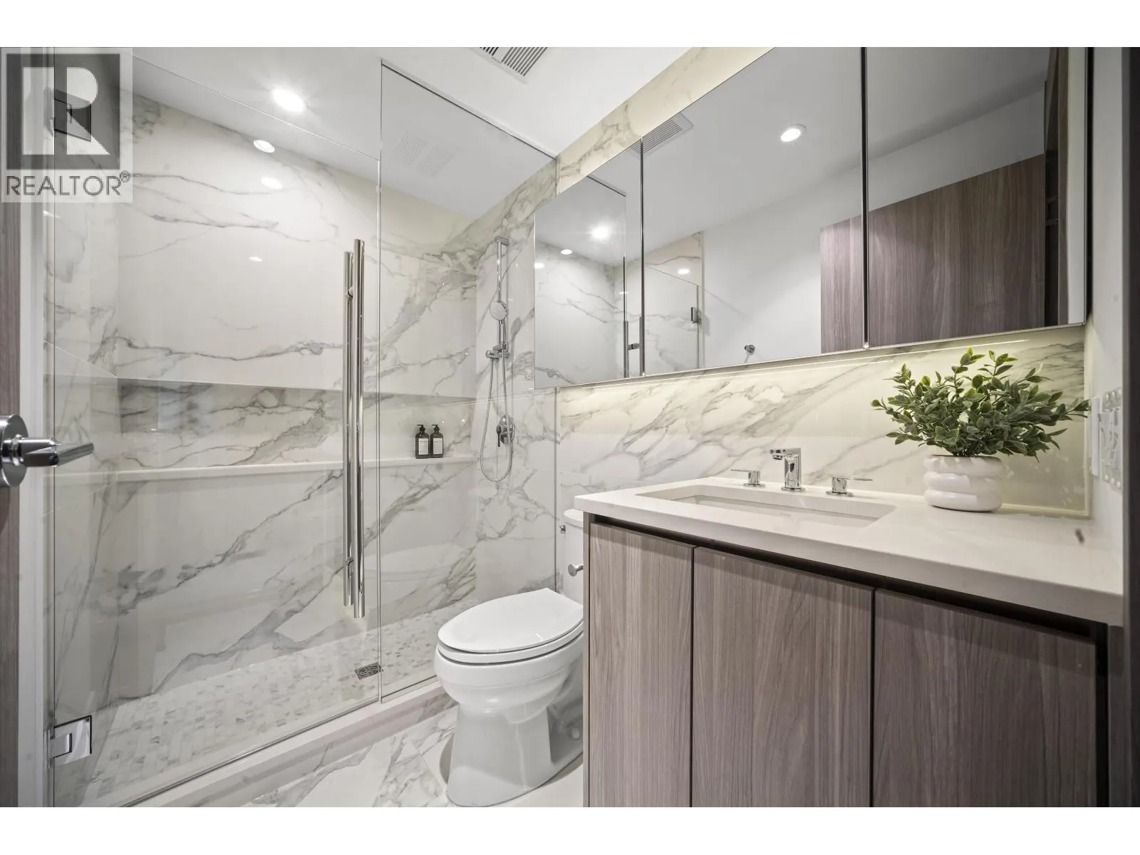 416 8611 HAZELBRIDGE WAY