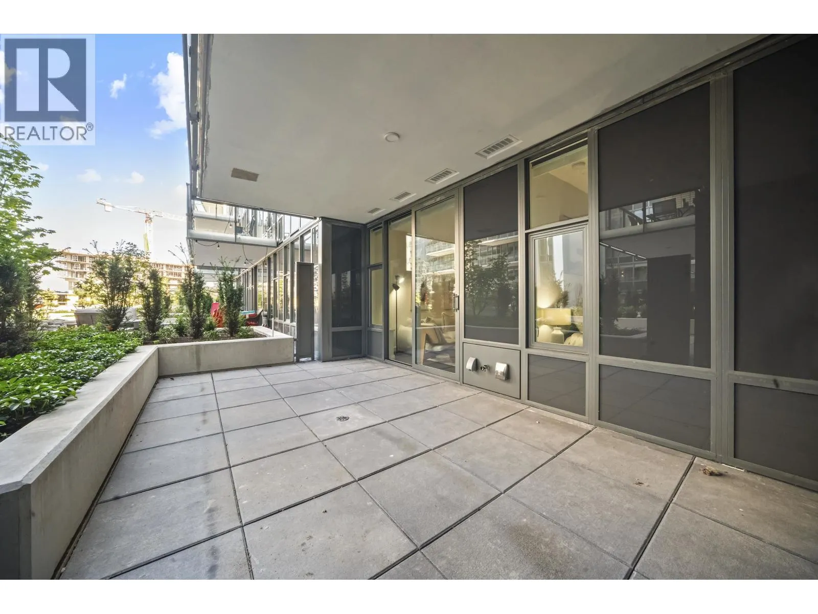 416 8611 HAZELBRIDGE WAY