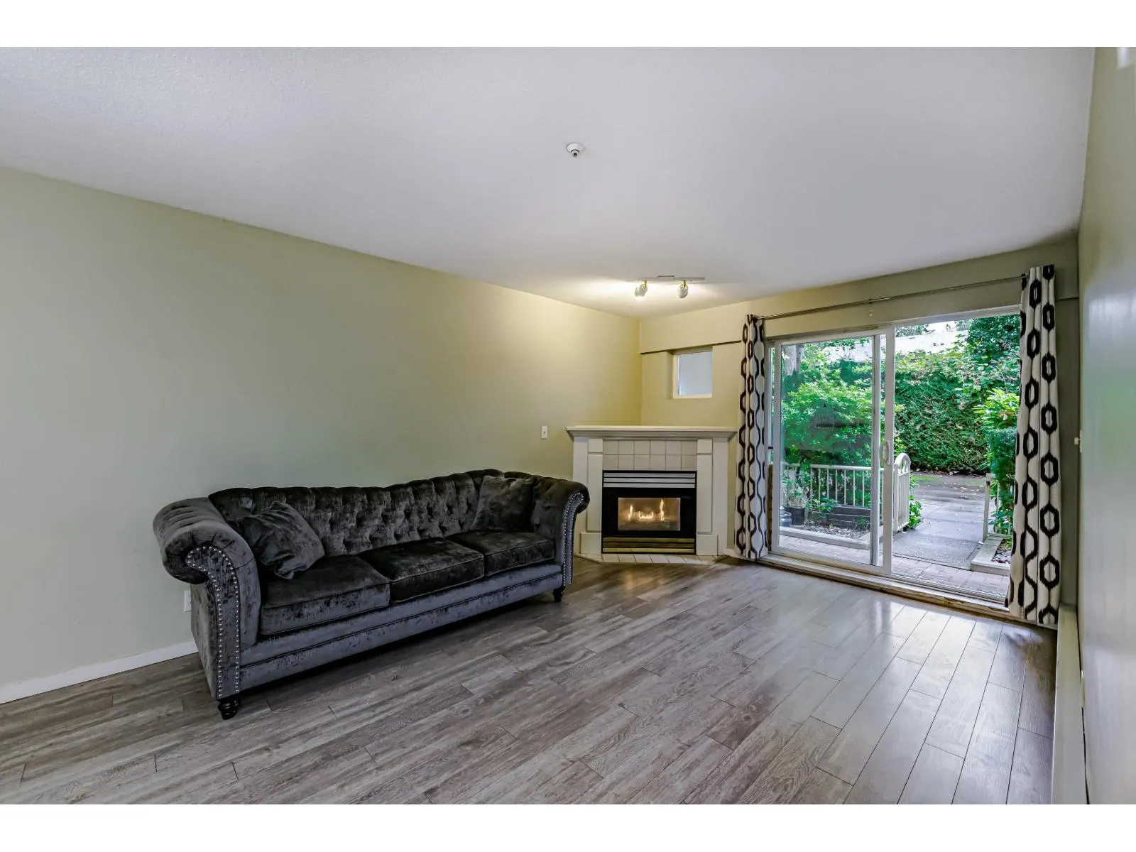 D102 9838 WHALLEY BOULEVARD