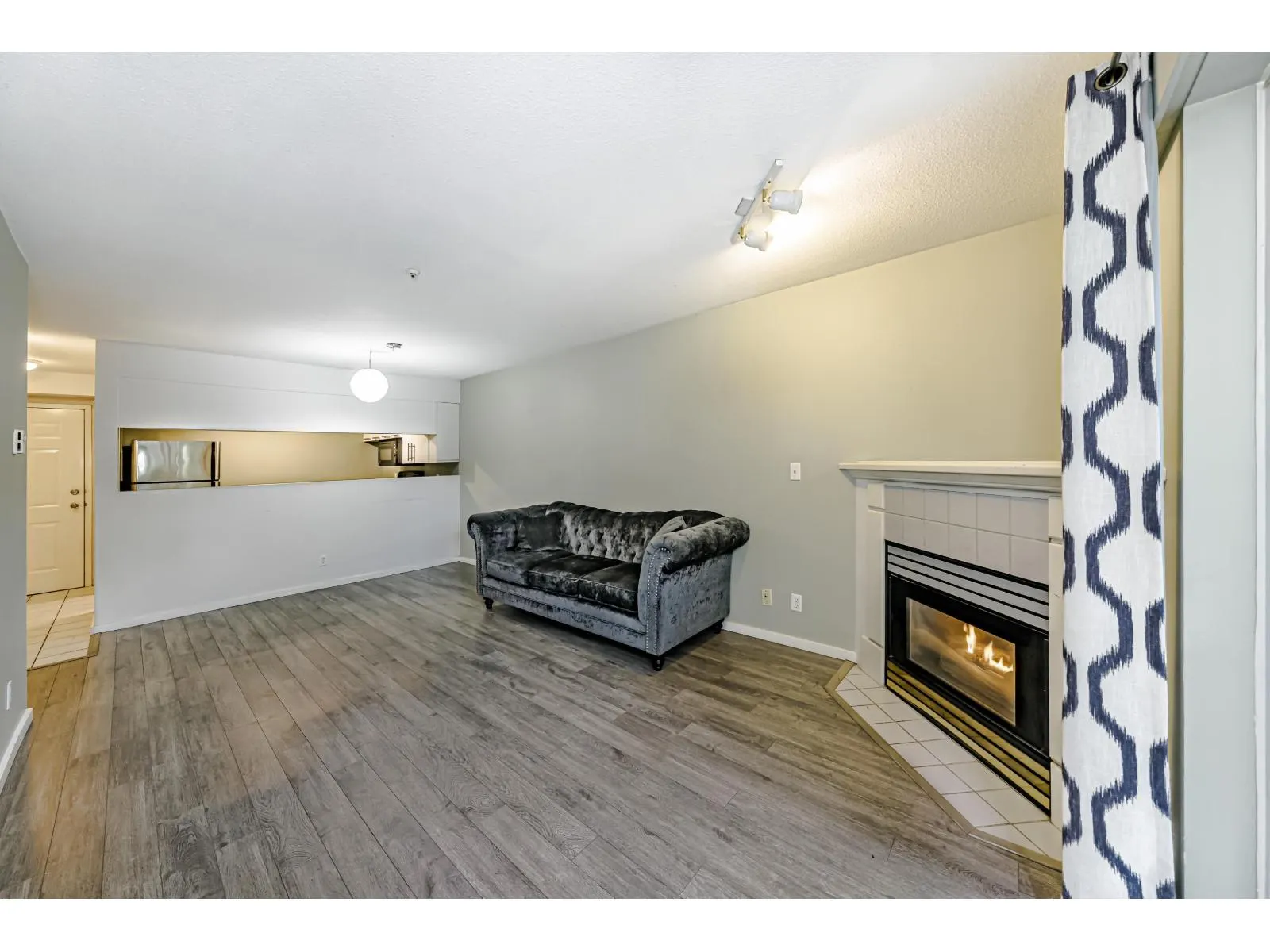 D102 9838 WHALLEY BOULEVARD