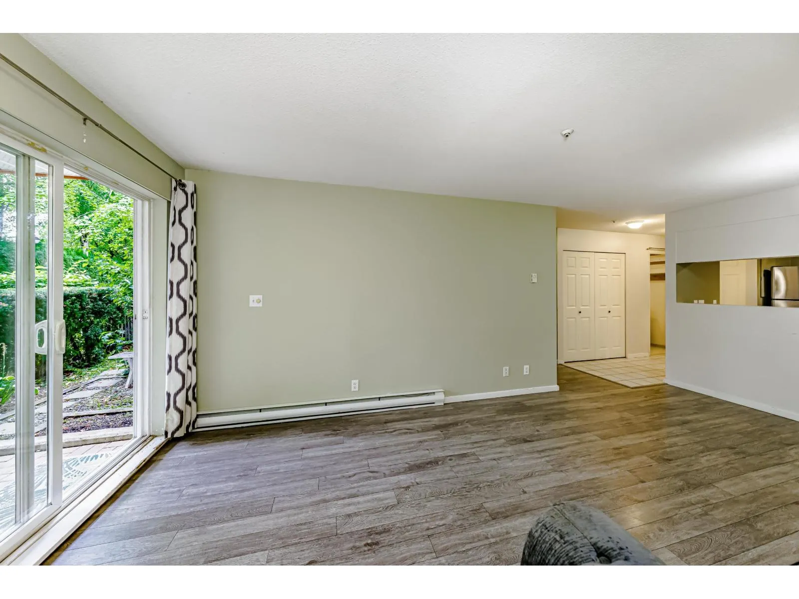D102 9838 WHALLEY BOULEVARD