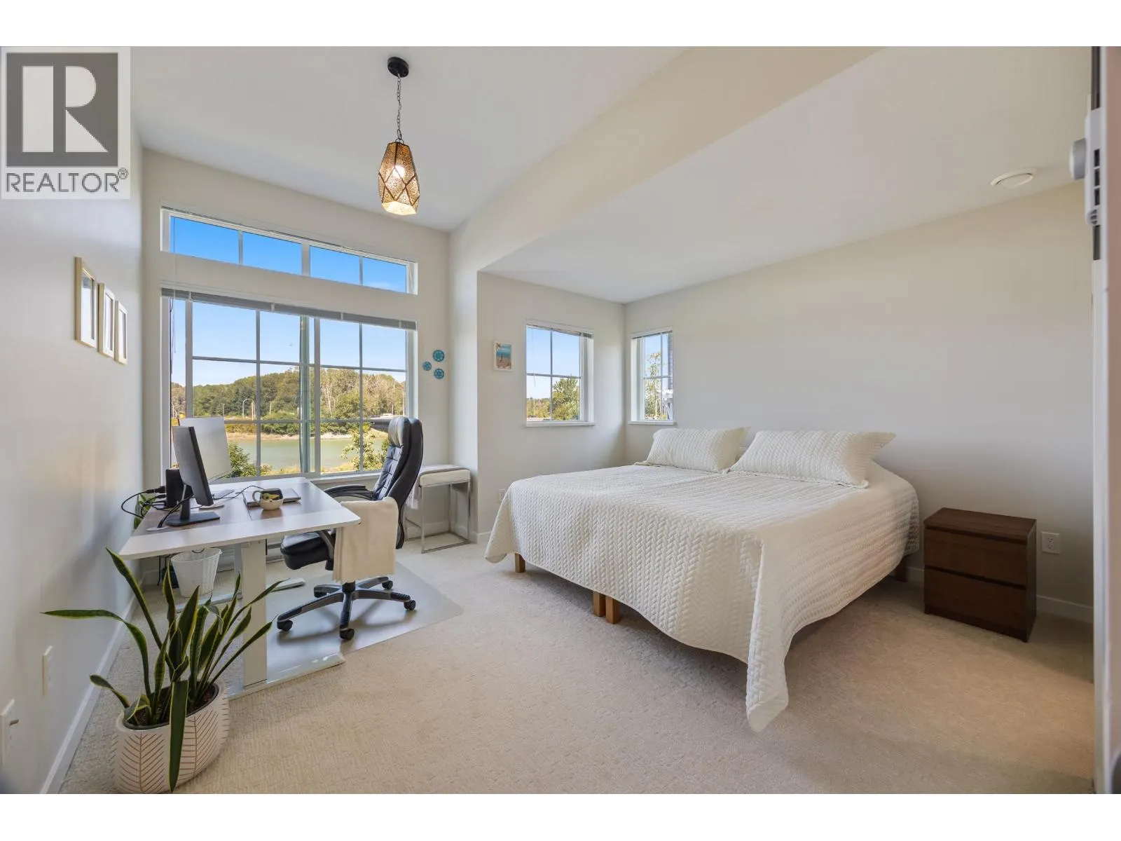 12B 5551 ADMIRAL WAY