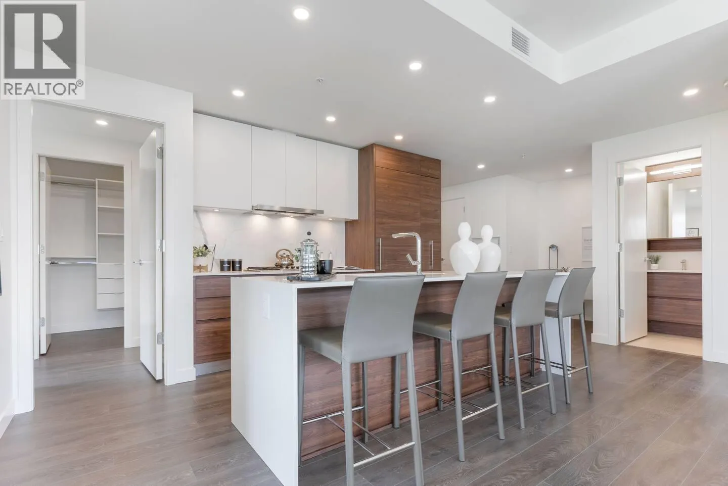 1703 585 AUSTIN AVENUE