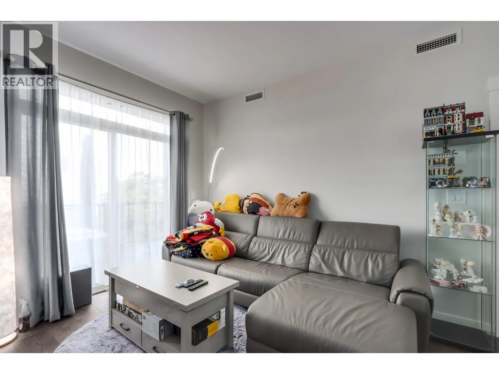 209 6077 LONDON ROAD