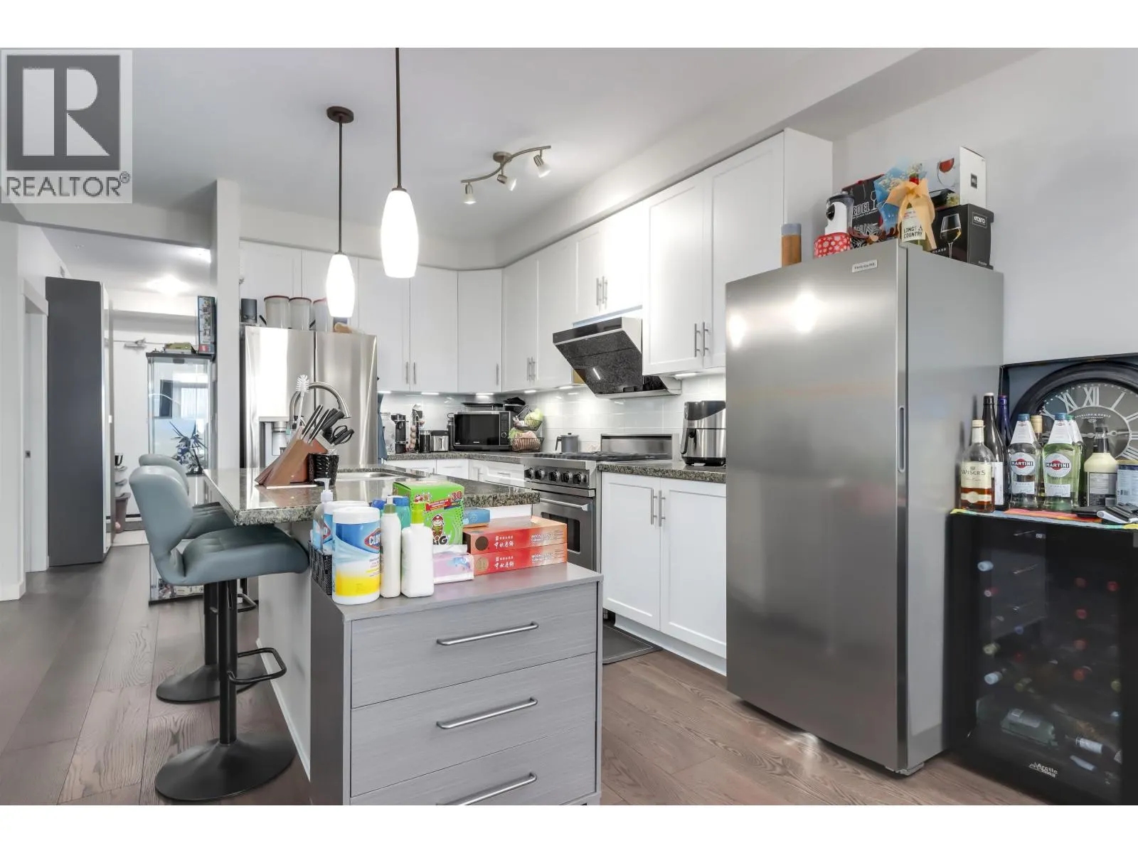 209 6077 LONDON ROAD