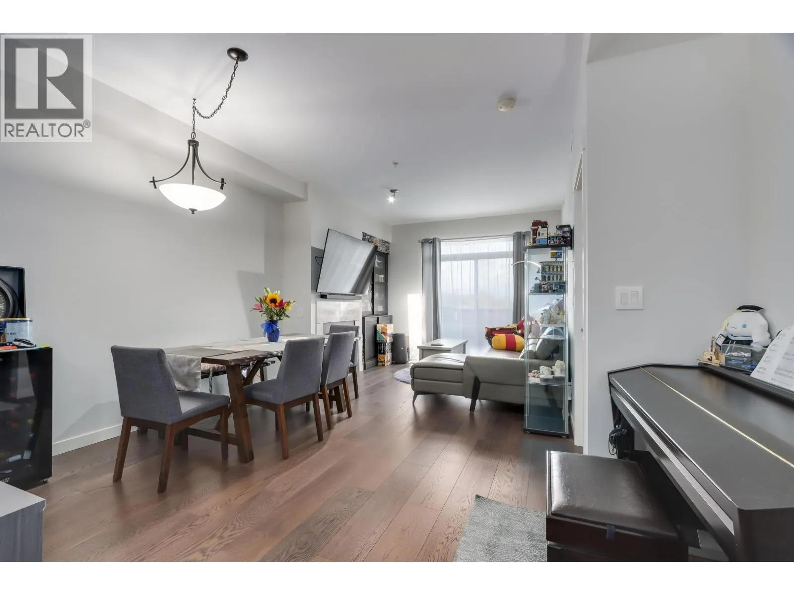209 6077 LONDON ROAD
