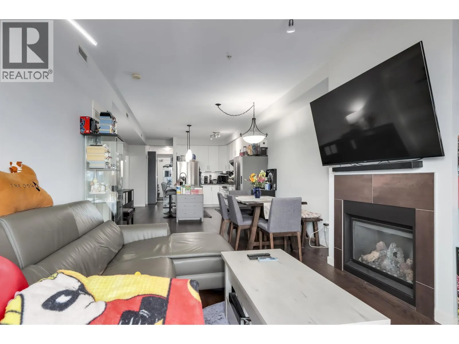 209 6077 LONDON ROAD