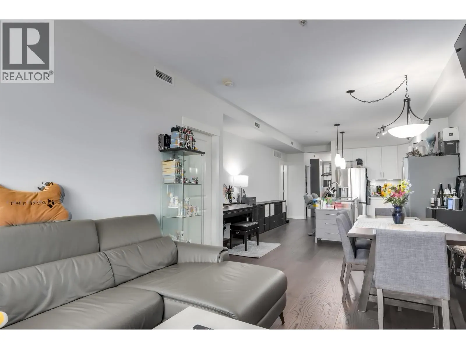 209 6077 LONDON ROAD