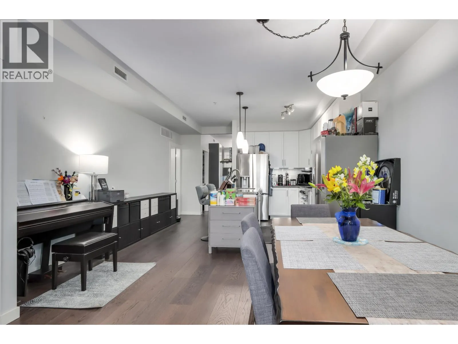 209 6077 LONDON ROAD