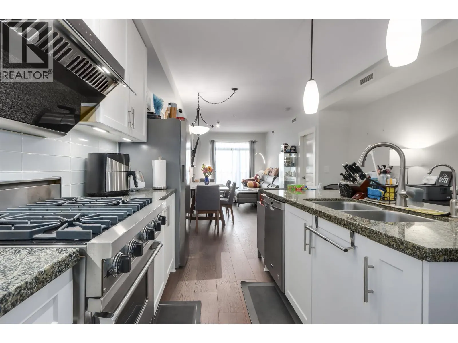 209 6077 LONDON ROAD