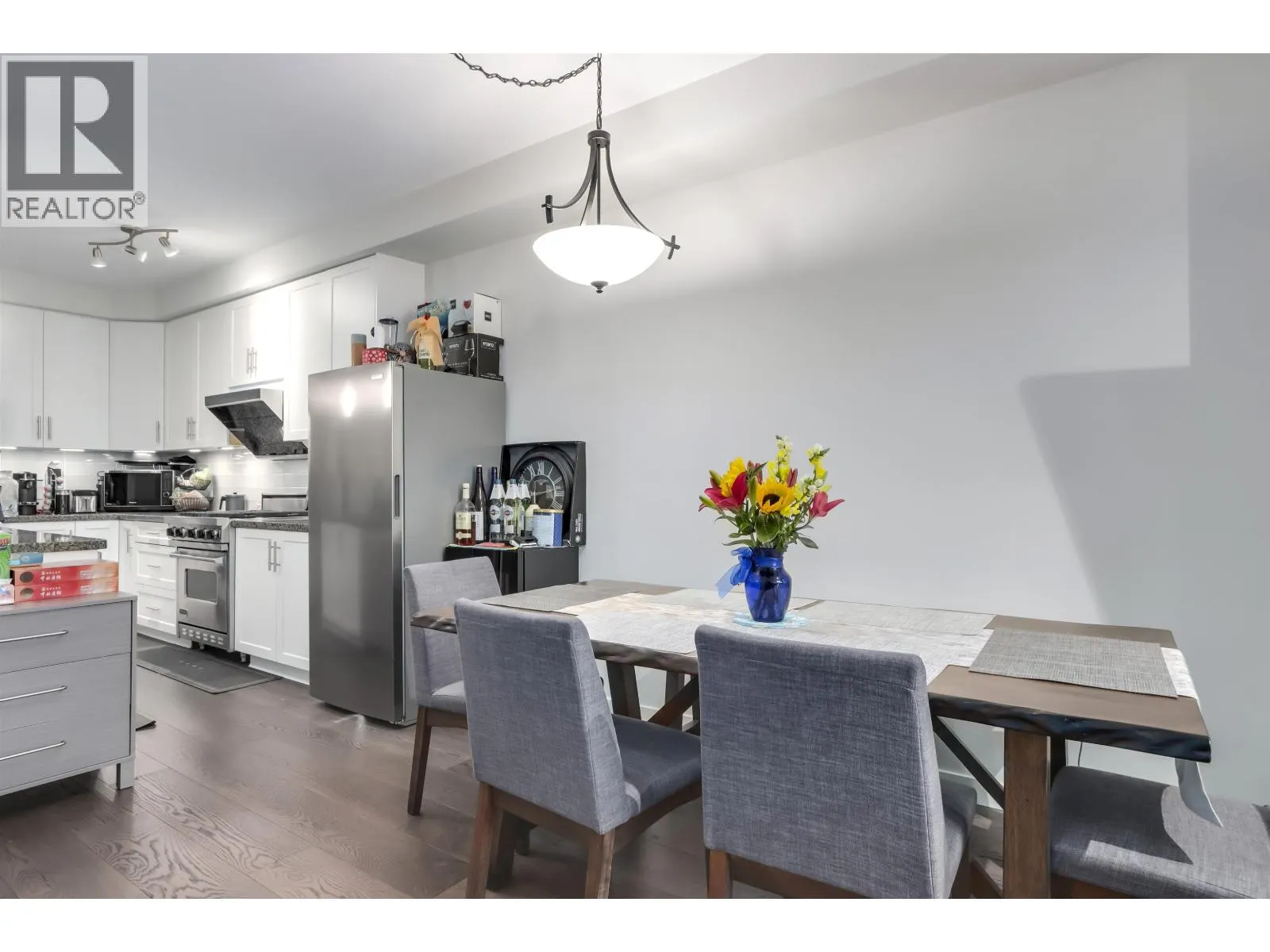 209 6077 LONDON ROAD