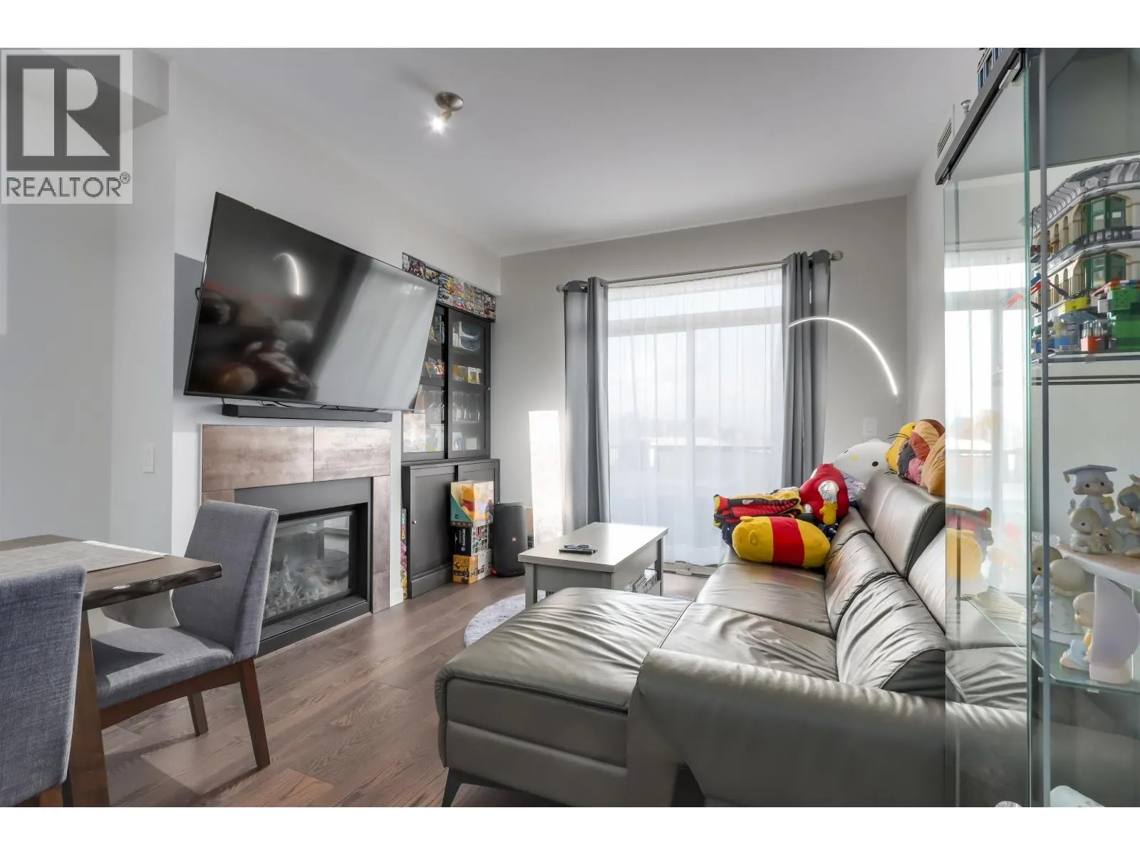 209 6077 LONDON ROAD
