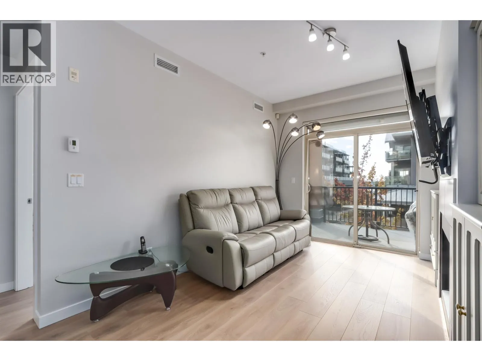 204 6077 LONDON ROAD