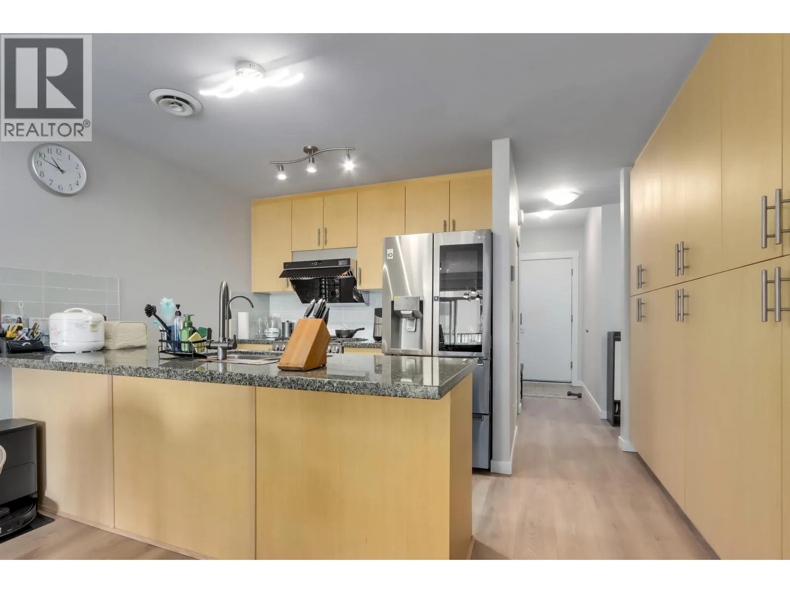 204 6077 LONDON ROAD