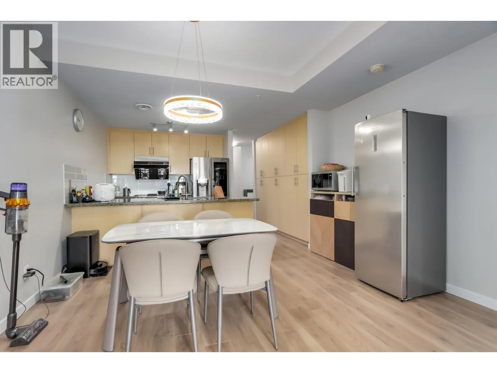 204 6077 LONDON ROAD