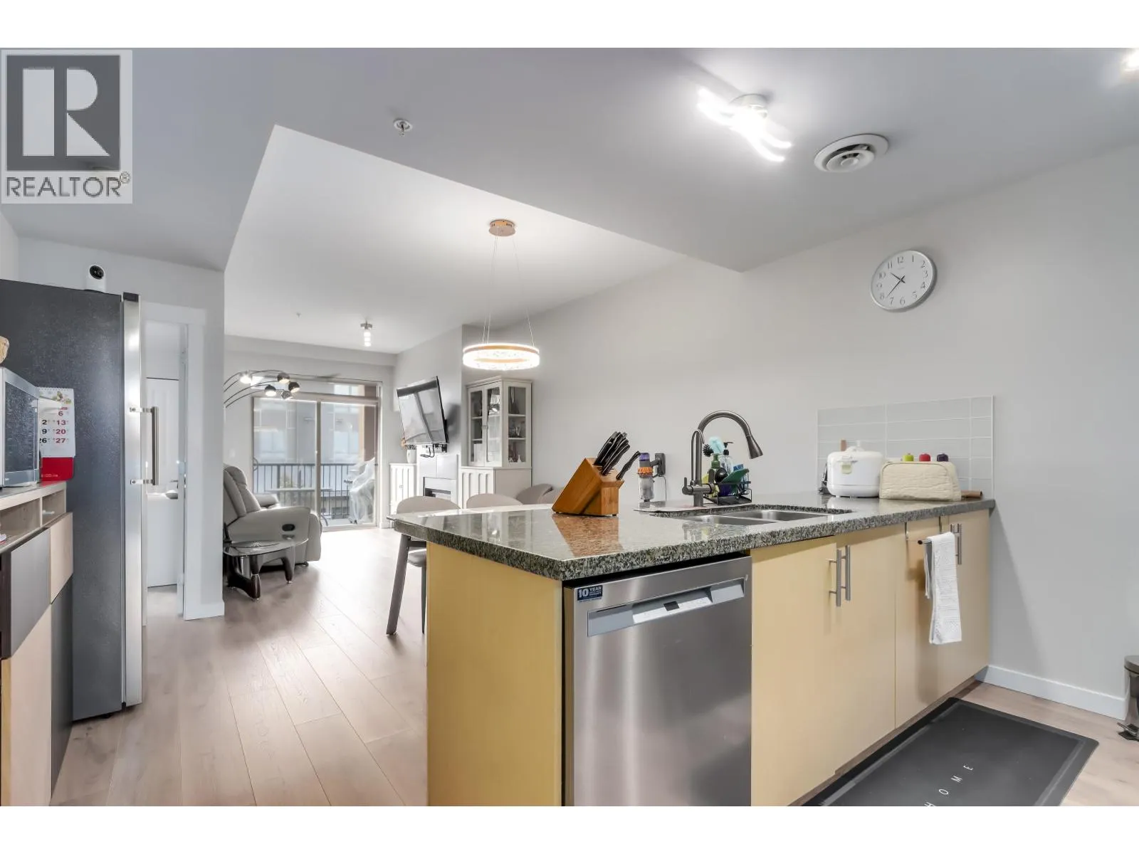 204 6077 LONDON ROAD