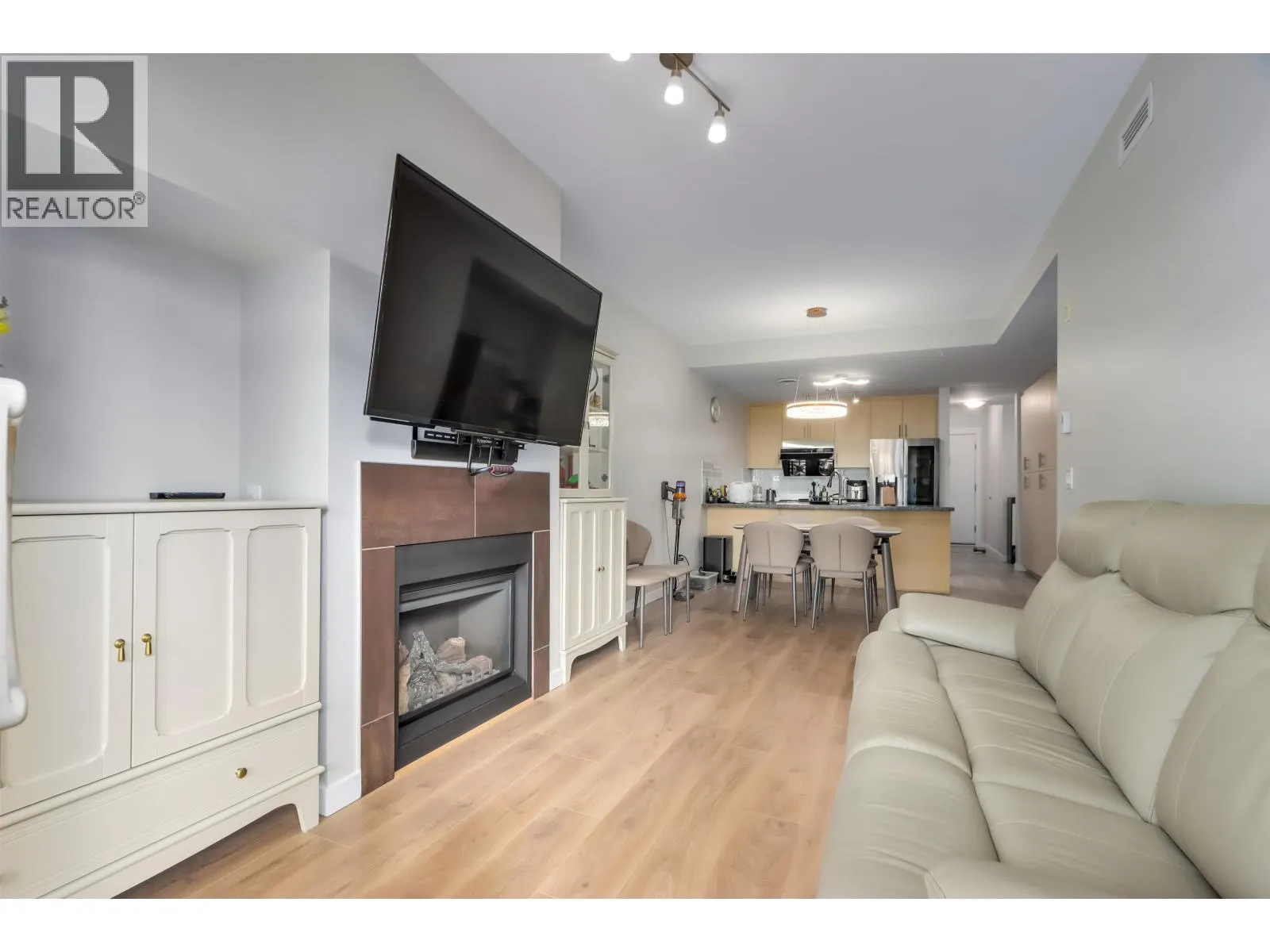 204 6077 LONDON ROAD